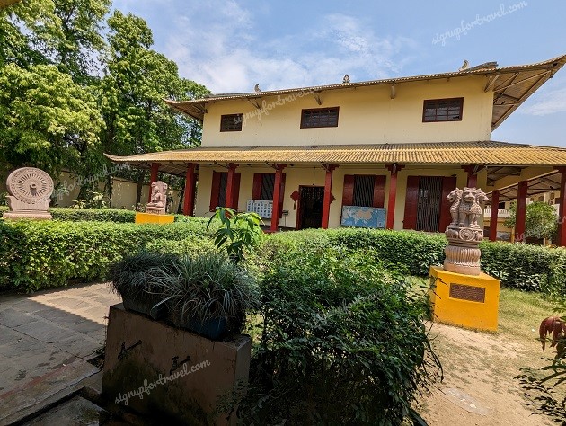 The Chinese Buddhist Temple at Sarnath - Lawns and gardens