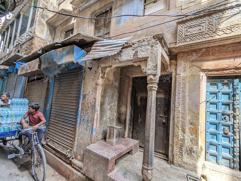 Run down buildings with splendid architecture - Varanasi
